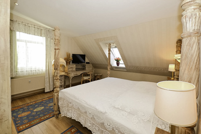 Schlafzimmer mit Doppelbett