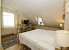 Schlafzimmer mit Doppelbett
