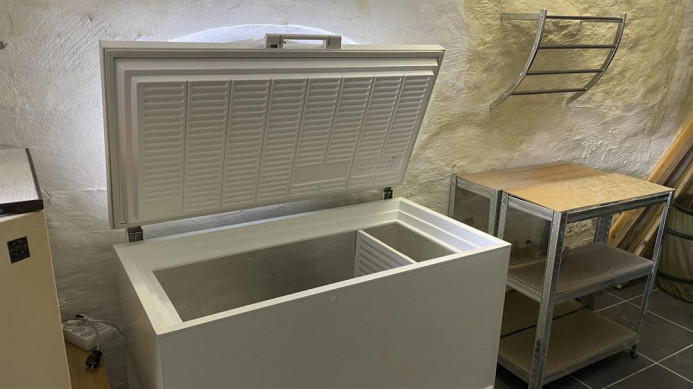 Gefriertruhe im Nebengebäude